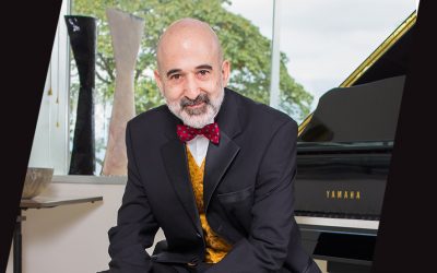 Carlos Urbaneja, el hombre detrás del piano