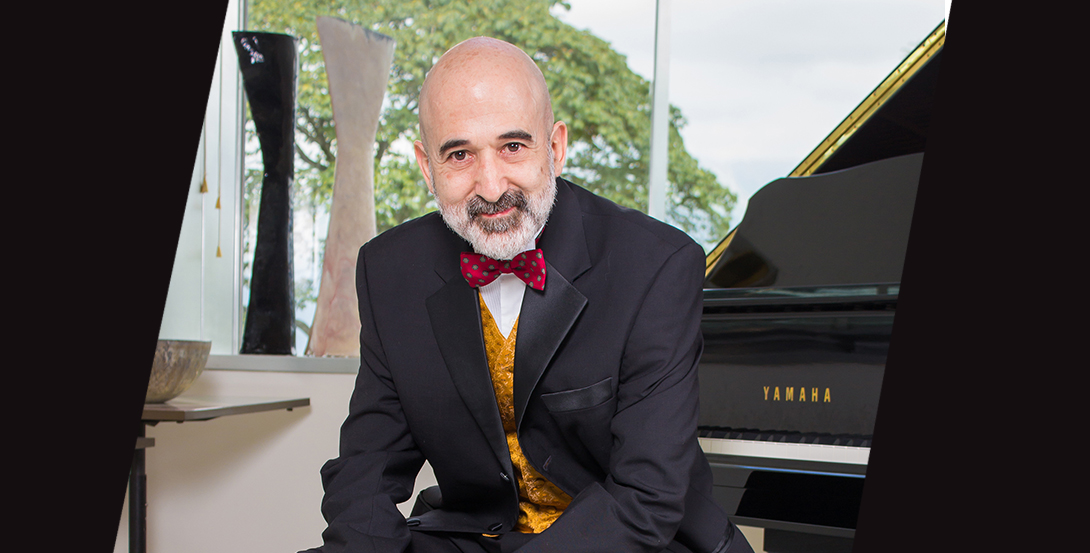 Carlos Urbaneja, el hombre detrás del piano