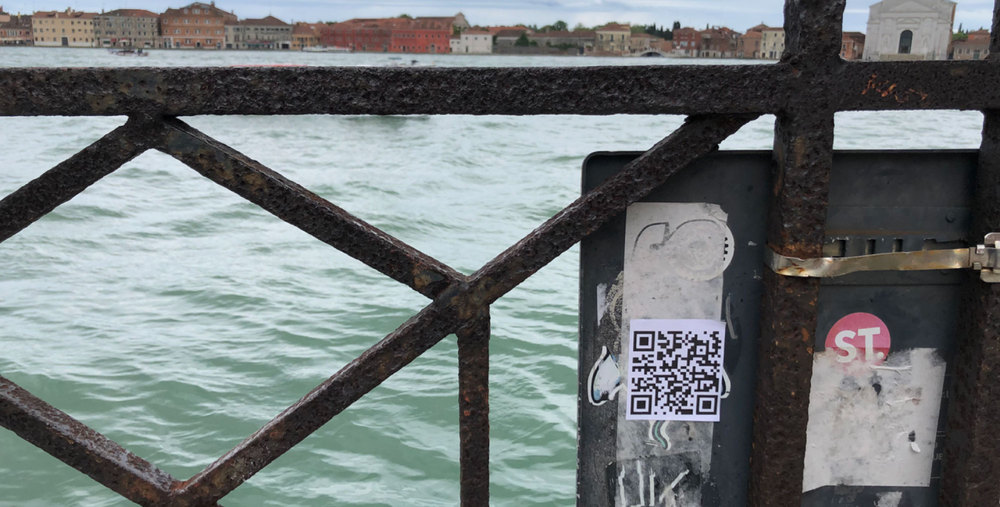 Nina Dotti instaló performance de protesta contra Maduro en la Bienal de Venecia