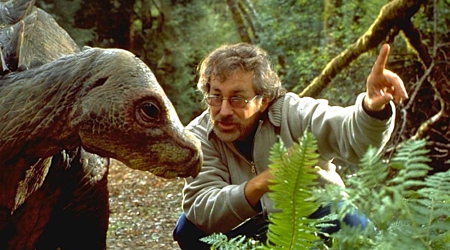 Spielberg dirigiendo a un dinosaurio