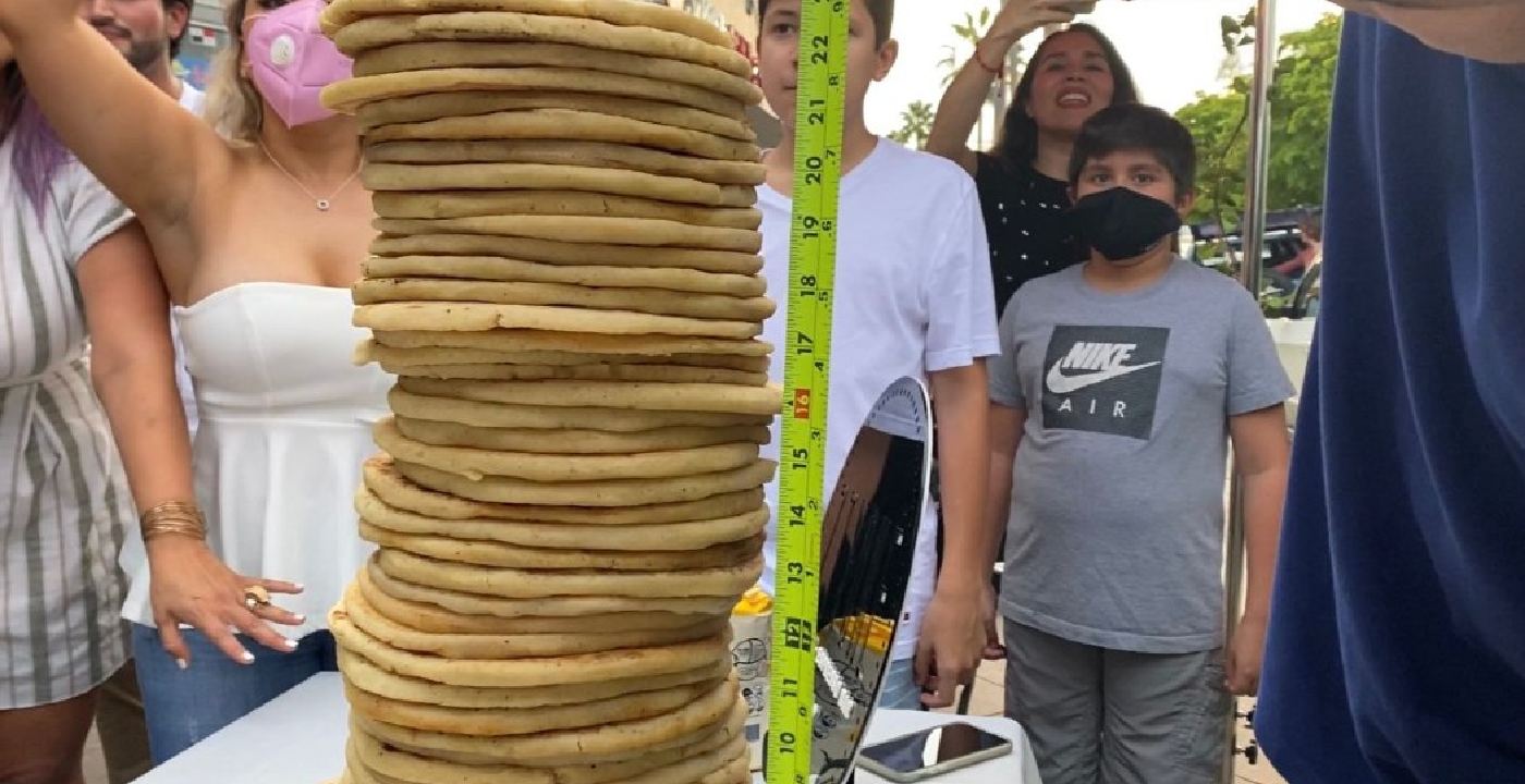 Batimos récord Guinness con la torre de arepas más alta del mundo