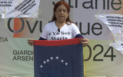 La artista Andreina Fuentes Angarita exigió elecciones libres frente al Pabellón de Venezuela en la Bienal de Arte de Venecia