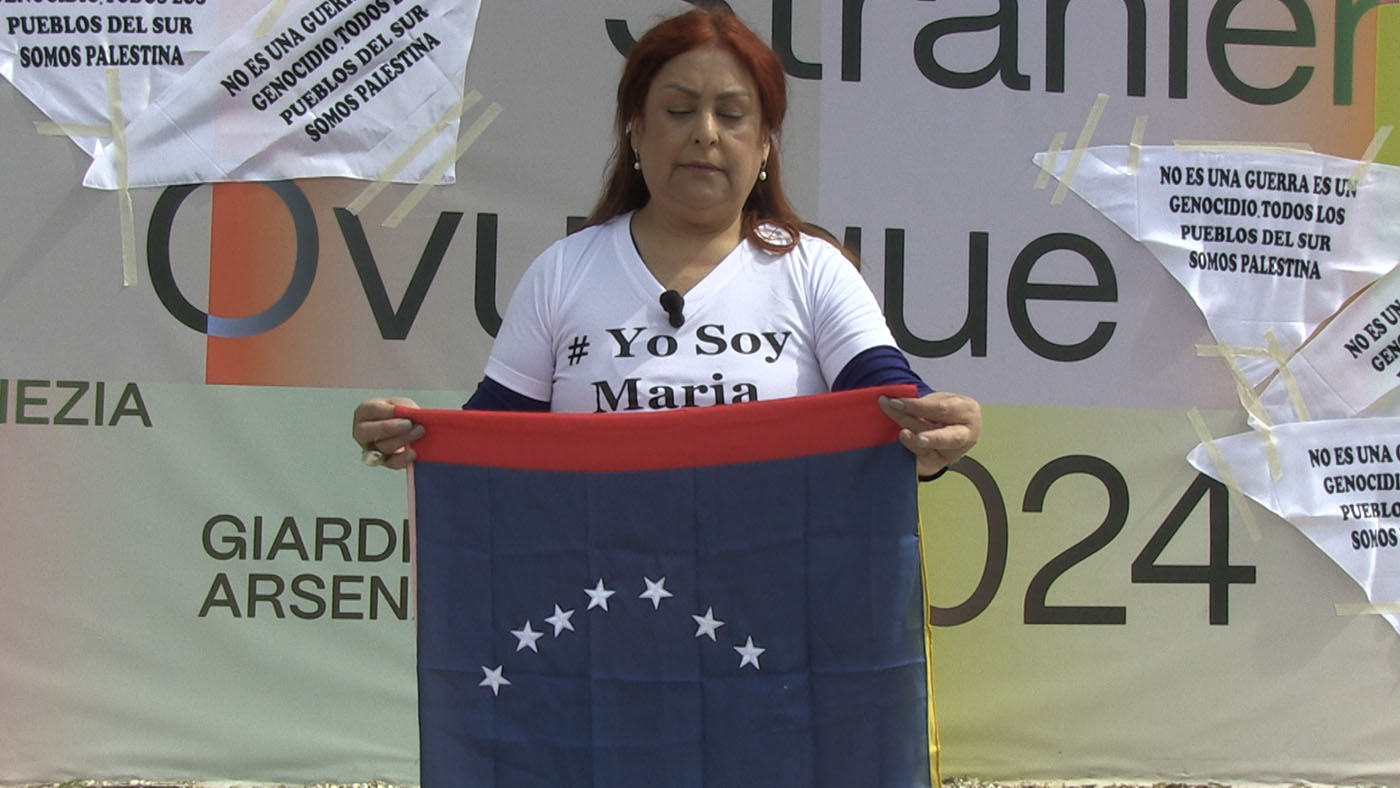 La artista Andreina Fuentes Angarita exigió elecciones libres frente al Pabellón de Venezuela en la Bienal de Arte de Venecia