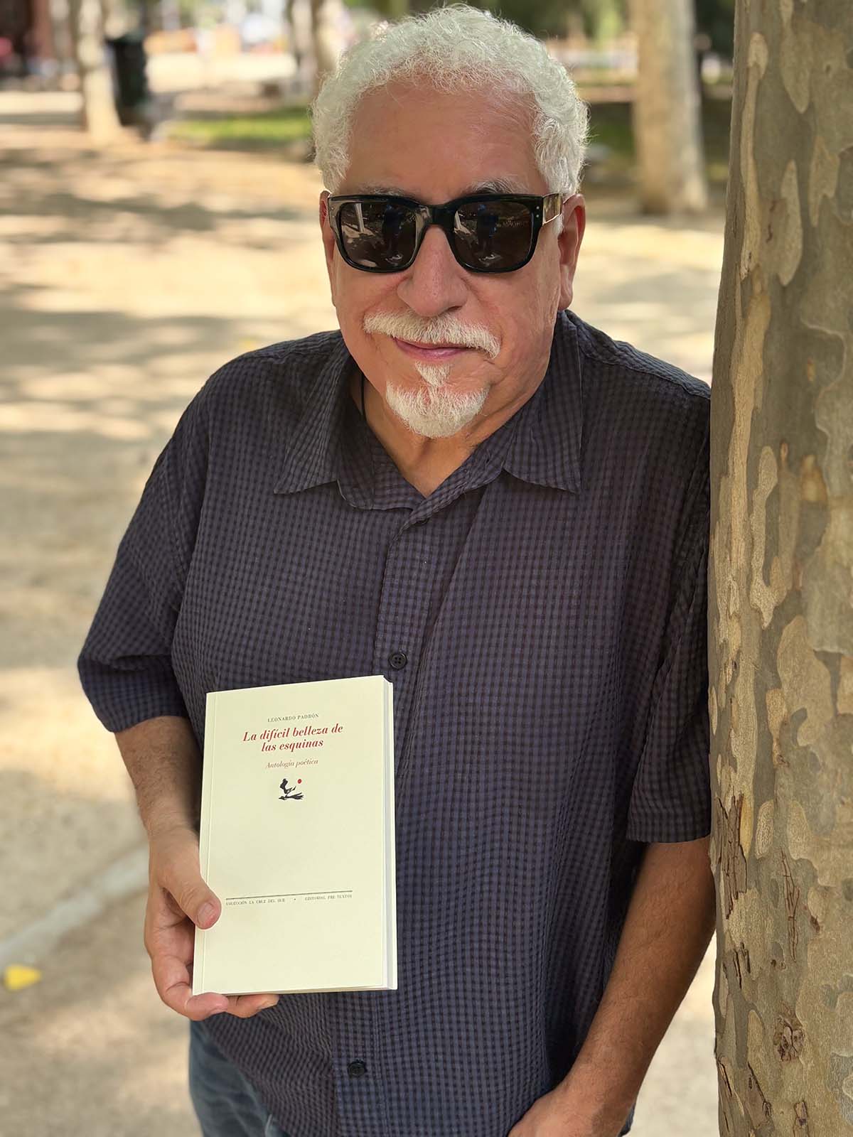 Leo Padron con su libro 2025