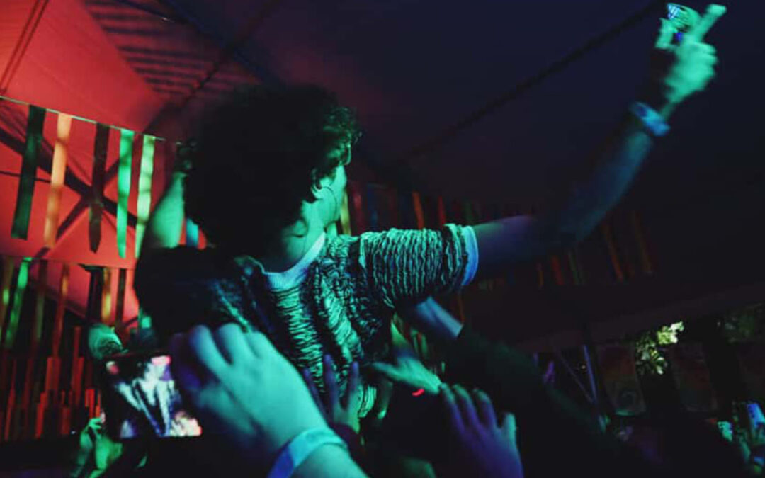 Por primera vez el Rock and Roll suena “Bajo el árbol”