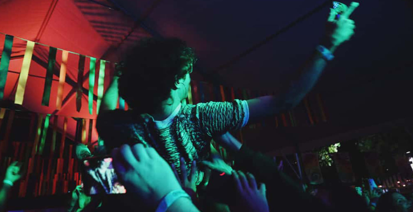 Por primera vez el Rock and Roll suena “Bajo el árbol”